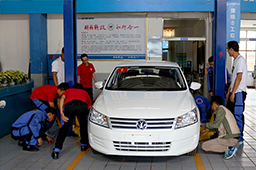 老師們還進(jìn)行分組實(shí)訓(xùn)輪胎的換位技術(shù)