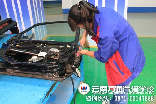 云南萬通汽修學(xué)校女同學(xué)上實訓(xùn)課