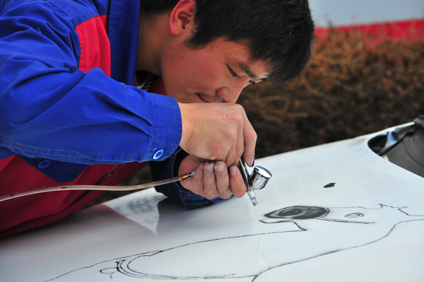 萬(wàn)通學(xué)子正認(rèn)真創(chuàng)作.jpg
