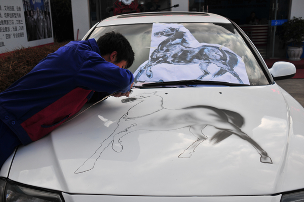 云南萬(wàn)通學(xué)子正在汽車(chē)彩繪.JPG