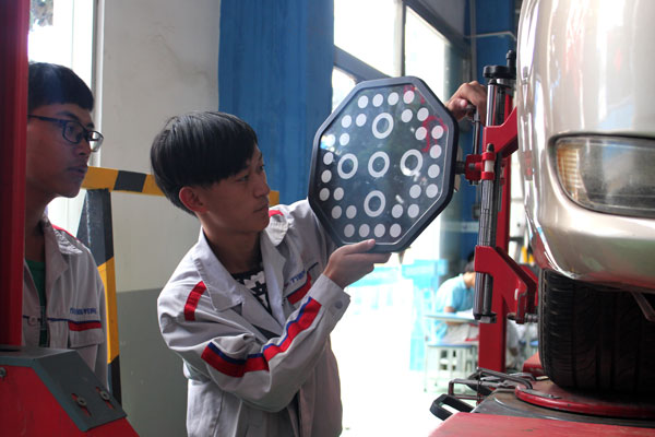 云南萬通汽修學(xué)校專業(yè)實訓(xùn)課堂.jpg