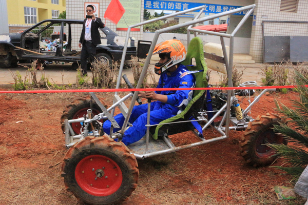 云南萬(wàn)通學(xué)子自己造車參賽.jpg