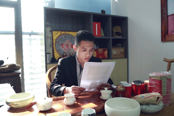 龍秀榮同學于玖壹車生活車行任職店長.gif