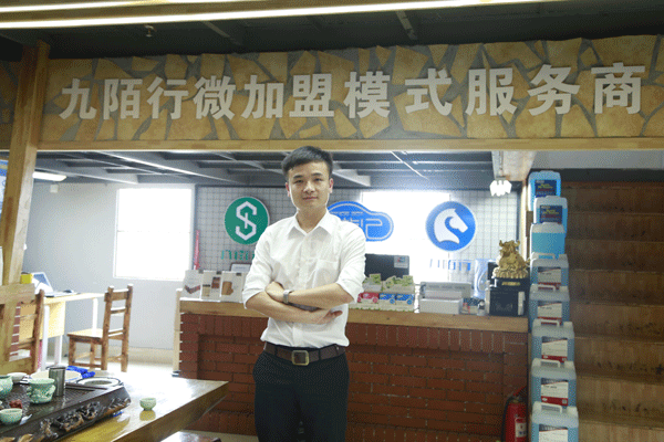蔣品同學于陌行汽車用品商行任職店長.gif
