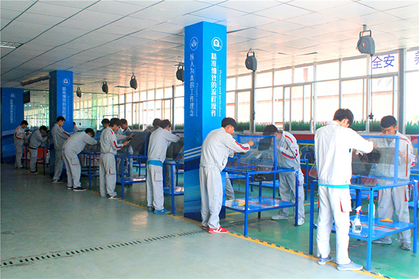 貼膜實(shí)訓(xùn)現(xiàn)場(chǎng).jpg