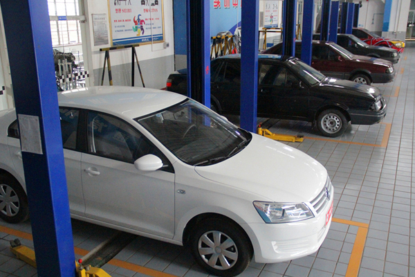 教學(xué)用車滿足實訓(xùn)需求.jpg