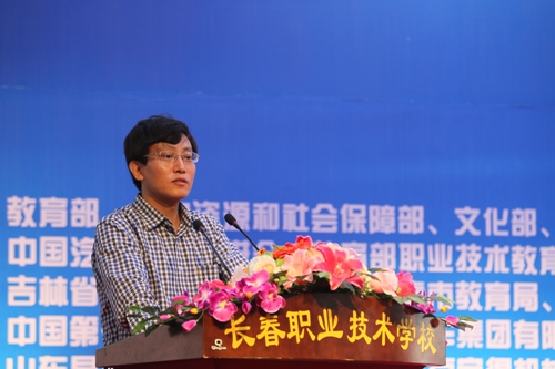 中國(guó)汽車文化促進(jìn)會(huì)常務(wù)副會(huì)長(zhǎng)兼秘書長(zhǎng)楊晨在開(kāi)幕式講話