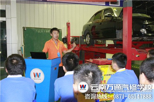 康君老師結合實物教學，引起學生學習興趣
