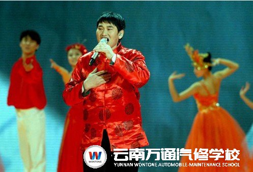 “大衣哥”朱之文在春晚舞臺(tái)上