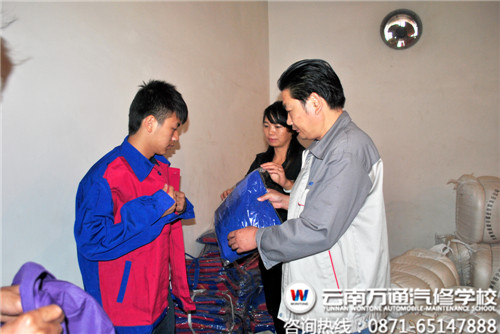 李老師帶新生領(lǐng)校服