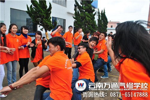 國際班參賽選手奮力一搏，隊友在為他們加油吶喊.jpg