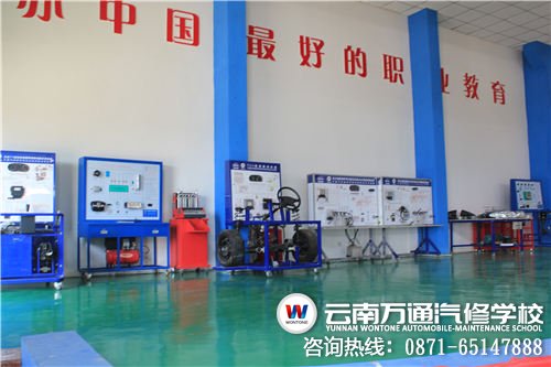 實訓室里擺放整齊的實訓設備
