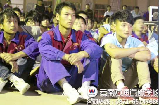 專心觀看微電影的萬通學子