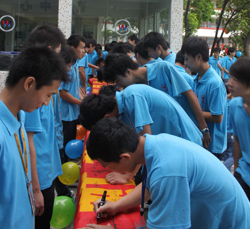 父親節(jié)，萬通學(xué)子給父親送祝福