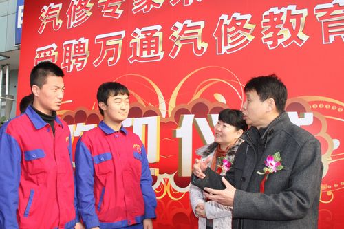 朱軍教授與萬通學(xué)子親切交談