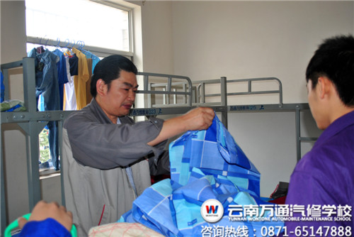 李老師親自新生鋪床.jpg