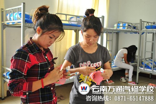 來(lái)到宿舍后，幾個(gè)海外僑胞女孩在認(rèn)領(lǐng)自己的生活用品_副本
