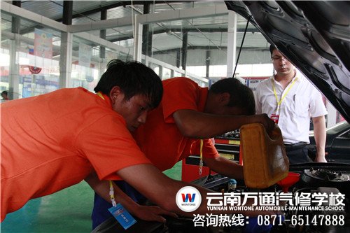 比賽中，兩人團結協作，親密配合