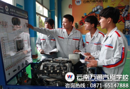 云南萬通汽修學(xué)校發(fā)動(dòng)機(jī)實(shí)訓(xùn)臺(tái)架