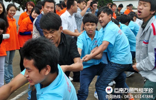 新生拔河比賽 看大家多賣力