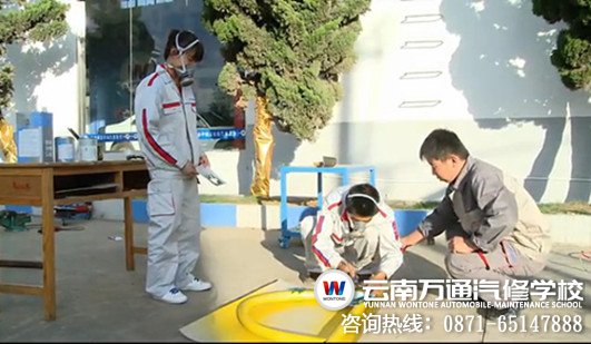改裝過程中夢(mèng)想團(tuán)隊(duì)在老師的指導(dǎo)下認(rèn)真工作_副本
