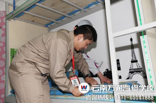 看到床鋪有點(diǎn)亂，班主任親自教學(xué)生整理_副本