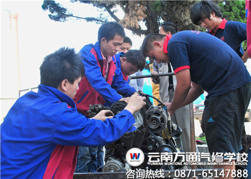 萬通學(xué)子正在有條不紊地拆裝發(fā)動機(jī)