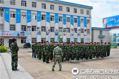 教官正在給萬通新生講軍訓要求