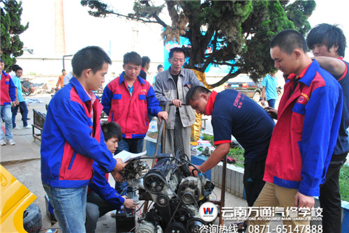 實訓課上，計老師正在給學生們上發動機拆裝課.jpg