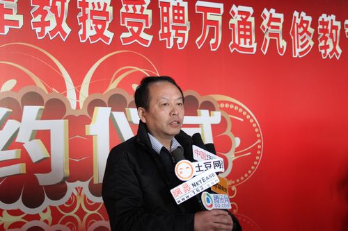 圖-何揚副部長接受媒體采訪