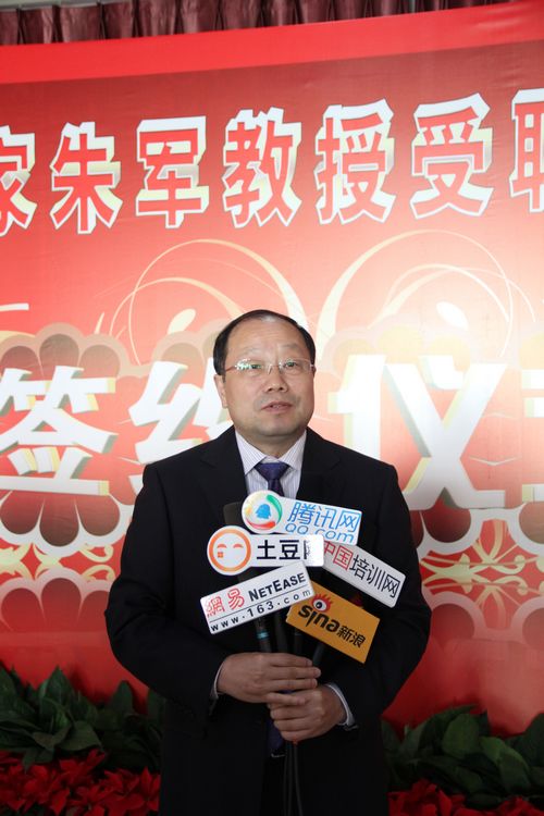 圖-汪俊副總經(jīng)理接受媒體采訪