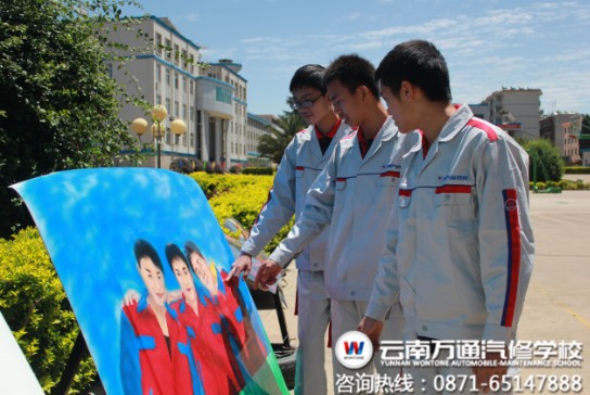 欣賞學生自制彩噴作品的云南萬通學子
