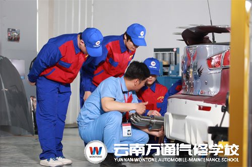 專業汽修學校老師手把手教學