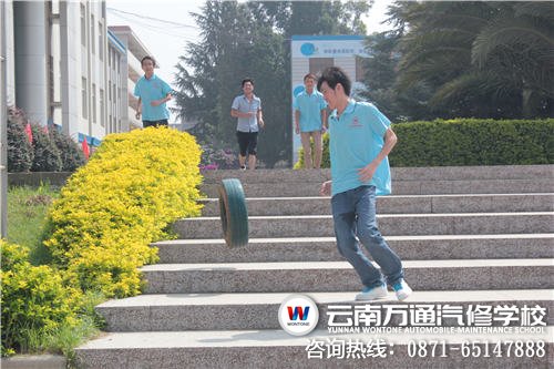另外一組參賽選手滾著輪胎下臺階