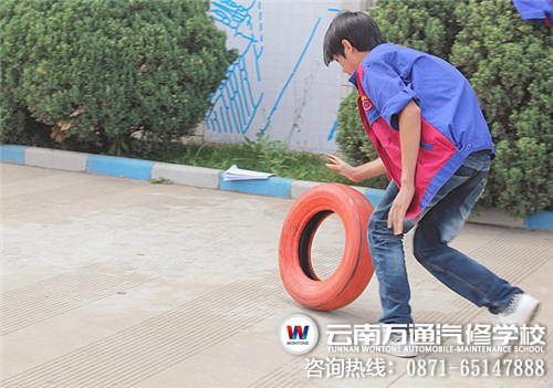 其中一組參賽選手正在推著輪胎氣向前進
