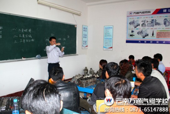 林經理結合實物給學生們講汽修更具的分類