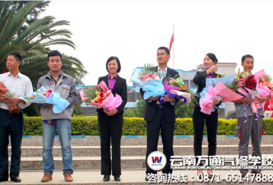 收到鮮花的老師，也收獲了幸福和感動