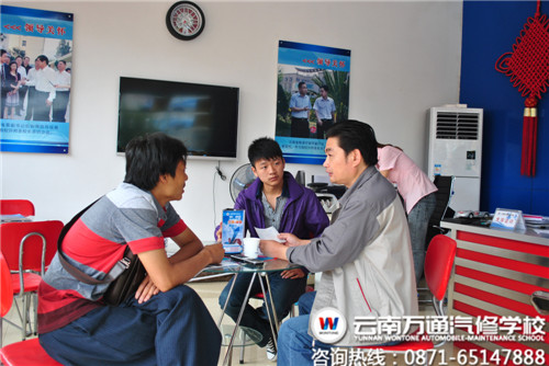 新生班主任李老師給學(xué)生和家長(zhǎng)介紹學(xué)校情況