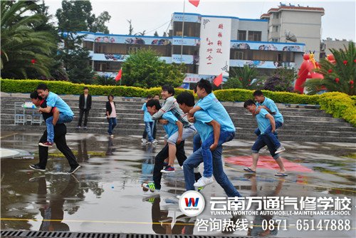 參賽選手們背著隊(duì)友奮力向前沖