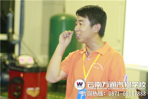 繪聲繪色講課中的康君老師