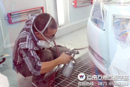 噴烤漆房內專注噴漆教學的萬通羅老師