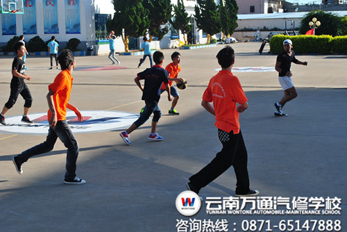 國際班學生帶球準備突出防守_副本.jpg