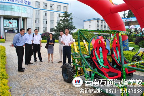 來(lái)云南萬(wàn)通汽修學(xué)校參觀的家長(zhǎng)和學(xué)生與夢(mèng)想之車合影