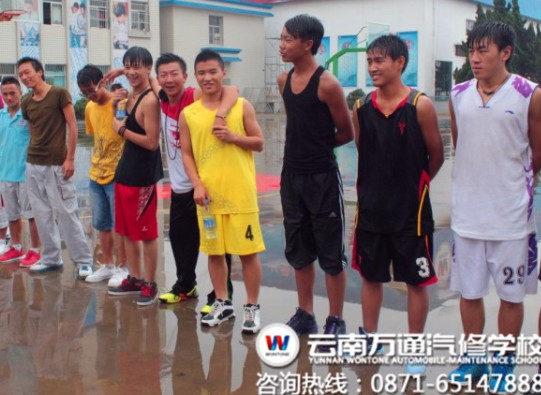 比賽結(jié)束后，洋溢著歡笑的萬通學子們