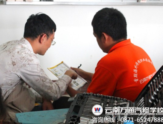 萬通學子正在向鷹之印五金工具制造有限公司黃總請教問題
