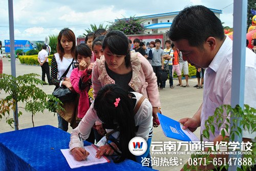 海外僑胞學(xué)子正在排隊(duì)簽到_副本
