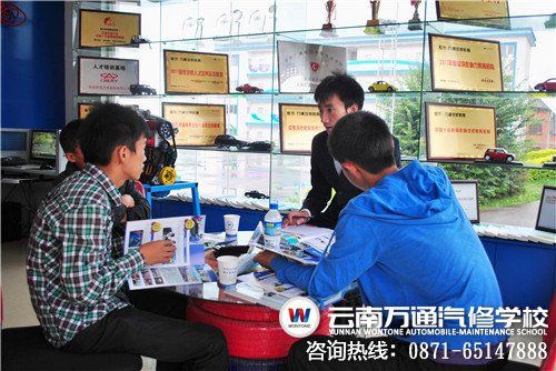 云南萬通咨詢老師正在給來訪人員介紹學校情況