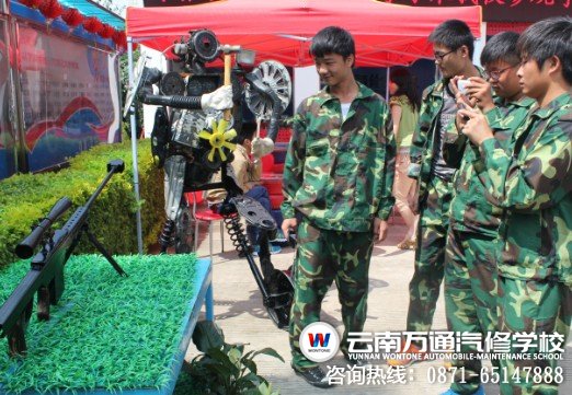 機(jī)器人引來新生圍觀