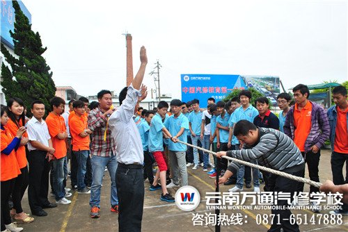 裁判哨聲還沒響起，拔河比賽雙方已躍躍一試