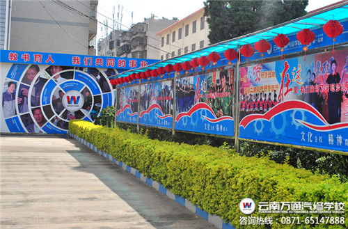 充滿濃郁汽車氛圍的校園一角